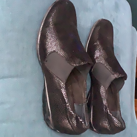 Black shiny shoes, very comfy - Picture 2 of 7